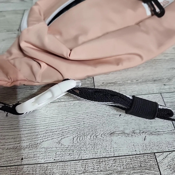 Adidas Waist pack Fanny Travel Bag Light Pink Clip Stripe Strap EUC Zip - Picture 10 of 12